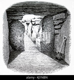 Kupferstich mit der Darstellung der neu ausgehobenen Long Barrow (hügelgrab) in der Nähe von West Kennett, Wiltshire. Diese grabkammer enthielt vier Skelette, sowie Feuerstein Flocken, Flint Kerne, Keramik, und eine Anzahl von anderen Artefakten. Vom 20. Jahrhundert Stockfoto