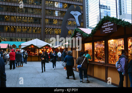 Chicago's Jahresbericht 2017 Christkindlemarket ist eine Tradition und begeistert Besucher jedes Jahr unter den wachsamen Augen der Picasso Statue in Daley Plaza. Stockfoto