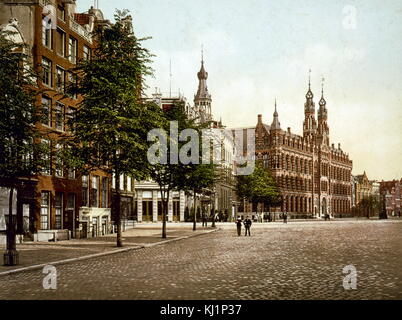 Fotomechanischen drucken auf 1900 datiert, mit der Darstellung der ehemaligen Amsterdam Main Post Office, derzeit bekannt als ein Einkaufszentrum Magna Plaza, in Nieuwezijds Voorburgwal 182, Amsterdam, Niederlande. Es wurde 1895 erbaut - 1899 im neogotischen und im Stil der Neorenaissance. Stockfoto