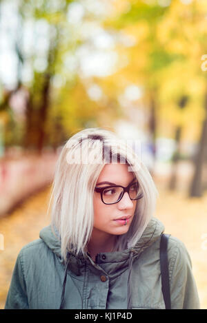 Schöne junge Hipster Frau mit Brille im Herbst Stockfoto