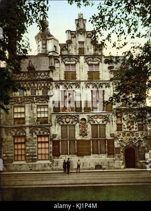 Fotomechanischen drucken auf 1900 datiert, Darstellung Gemeenlandshuis, Delft, wurde erbaut um 1505, als das Haus der sehr wohlhabenden Jan de Huyter. Die vordere Fassade ist mit zahlreichen kleinen Monster und hop Glocken eingerichtet. Der Turm hat eine schön vergoldeten Wetterfahne, die zeigt eine Meerjungfrau. Stockfoto