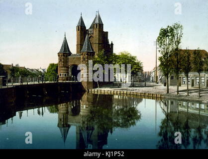 Fotomechanischen drucken auf 1900 datiert, mit der Darstellung der amsterdamse Poort; City Gate von Haarlem, Niederlande. Es ist am Ende der alten Strecke von Amsterdam nach Haarlem und das einzige Tor von der ursprünglichen zwölf Tore der Stadt links. Stockfoto