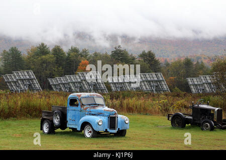 Vintage Pick-up Truck und Sonnenkollektoren, Waterbury, Vt, USA Stockfoto