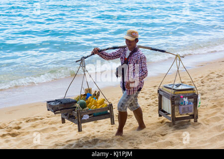Anbieter verkauft Obst und lokalen Essen am Strand Stockfoto