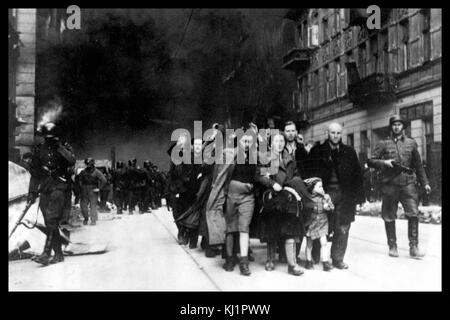 Polnisch-jüdischen Widerstand Frauen, erfasst nach der Zerstörung des Warschauer Ghettos 1943. Unter ihnen war Malka Zdrojewicz (rechts), der Vernichtungslager Majdanek überlebt. Stockfoto