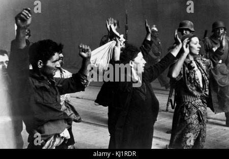 Polnisch-jüdischen Widerstand Frauen, erfasst nach der Zerstörung des Warschauer Ghettos 1943. Stockfoto