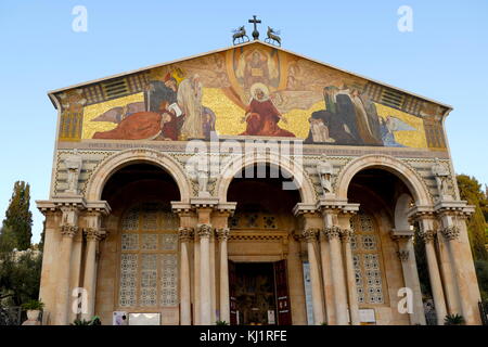 Die Römisch-katholische, Kirche aller Nationen, (Basilika der Agonie), auf dem Ölberg in Jerusalem, Israel. Neben dem Garten Gethsemane. Es beinhaltet einen Abschnitt von Fundament, wo Jesus sagte, der vor seiner Verhaftung gebetet zu haben. Stockfoto