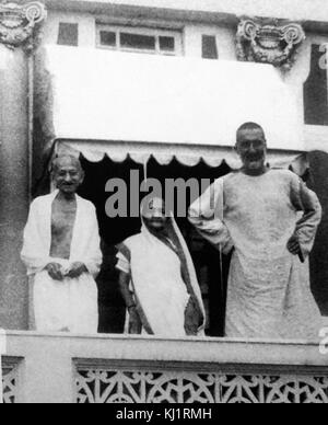 Mohandas Karamchand Gandhi 1869 - 1948), der bedeutendste Führer der indischen Unabhängigkeitsbewegung in britisch beherrschten Indien. Hier mit seiner Frau Kasturba und Khan Abdul Ghaff?r Khan gesehen Stockfoto