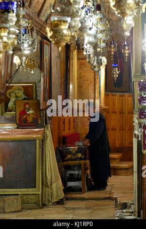 Kirche des Grabes der Heiligen Maria, auch Grab der Jungfrau Maria, ist ein christliches Grab im Tal Kidron, in Jerusalem - von der östlichen Christen glaubten die Begräbnisstätte von Maria, der Mutter Jesu zu werden. das Grab hat in einem unterirdischen Felsen gehauenen Höhle und stammt aus dem 12. Jahrhundert ausgehoben worden. Das armenische Patriarchat Armenische Apostolische Kirche von Jerusalem und der griechisch-orthodoxen Kirche in Jerusalem sind im Besitz des Heiligtums Stockfoto