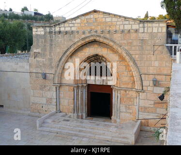 Kirche des Grabes der Heiligen Maria, auch Grab der Jungfrau Maria, ist ein christliches Grab im Tal Kidron, in Jerusalem - von der östlichen Christen glaubten die Begräbnisstätte von Maria, der Mutter Jesu zu werden. das Grab hat in einem unterirdischen Felsen gehauenen Höhle und stammt aus dem 12. Jahrhundert ausgehoben worden. Das armenische Patriarchat Armenische Apostolische Kirche von Jerusalem und der griechisch-orthodoxen Kirche in Jerusalem sind im Besitz des Heiligtums Stockfoto