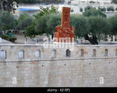 Schrein neben der Kirche das Grab des Hl. Maria, auch Grab der Jungfrau Maria, im Tal Kidron; Ölberg in Jerusalem - von der östlichen Christen glaubten die Begräbnisstätte von Maria, der Mutter Jesu zu werden. Stockfoto