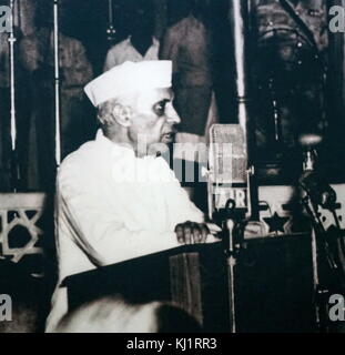 Der indische Premierminister Jawaharlal Nehru Adressen Parlament nach der Unabhängigkeit und Teilung 1947 Stockfoto