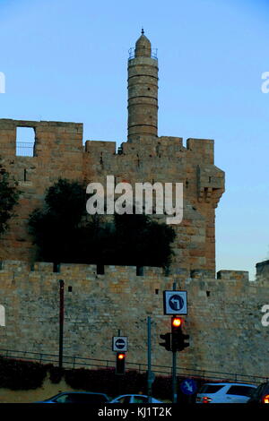 Der Turm Davids (migdal David, Burj Daud), wie die Jerusalem Zitadelle bekannt, ist eine alte Zitadelle in der Nähe von Jaffa Gate Eingang zu den westlichen Rand der Altstadt von Jerusalem entfernt. Die Zitadelle, die heute Termine zu den Mamluken und Osmanischen Zeit steht. Es wurde auf dem Gelände einer früheren alten Befestigungsanlage des Hasmonean, HERODIANISCHEN-Ära, Byzantinische und frühen muslimischen Zeiten erbaut, nachdem er mehrfach in den letzten Jahrzehnten von Kreuzfahrern Präsenz im Heiligen Land durch Ayyubid und Mamluk Herrscher zerstört.