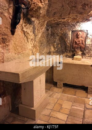 Höhle unterhalb der Geburtskirche in Bethlehem, wo der Hl. Hieronymus 30 Jahre damit verbracht, die Schriften übersetzt aus dem Hebräischen und Griechischen ins Lateinische. Stockfoto