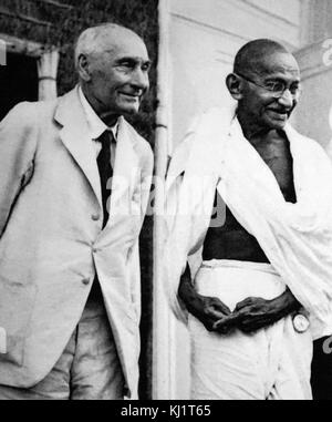 Pethwick Lawrence erfüllt Mahatma Gandhi im Jahre 1946. Friedrich Wilhelm Pethick-Lawrence, Baron Pethick-Lawrence, (1871 - 1961) war eine britische Labour-Politiker. Von 1945 bis 1947 war er Staatssekretär für Indien und Burma, mit einem Sitz im Kabinett, und war in den Verhandlungen, die zu der Unabhängigkeit Indiens 1947 Led beteiligt Stockfoto