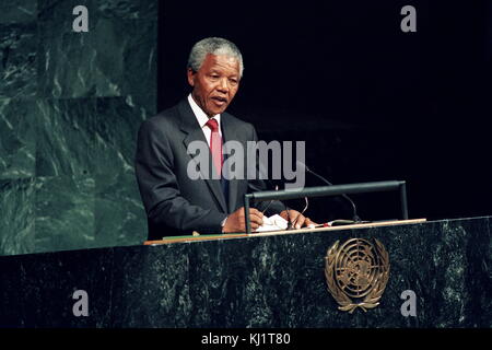 Nelson Rolihlahla Mandela (1918 - 2013); südafrikanischen Anti-Apartheid-Politiker; als Präsident von Südafrika von 1994 bis 1999 gedient. Hier gesehen die UN-Generalversammlung Adressierung in 1990 Stockfoto