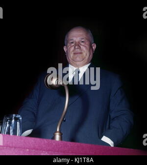 Nikita Sergejewitsch Chruschtschow (1894-1971) Politiker, die die Sowjetunion während des Kalten Krieges. Er diente als Erster Sekretär der Kommunistischen Partei der Sowjetunion von 1953 bis 1964, und als Vorsitzender des Ministerrates oder Premier, von 1958 bis 1964. Chruschtschow war verantwortlich für die entstalinisierung der Sowjetunion, für die Sicherung der Fortschritt der frühen sowjetischen Raumfahrtprogramm, Stockfoto