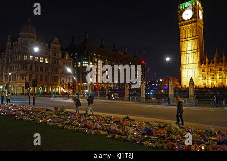 Blumen und Tribute schmücken die Tore des britischen Parlaments und des Parlaments Grün, in London, nach dem 21. März 2017, terroristische Angriffe auf die Westminster Bridge, und das Parlament. Der Angreifer fuhr ein Fahrzeug in die Fußgänger auf die Westminster Bridge und einer Masse von Menschen in der Nähe von Stockfoto