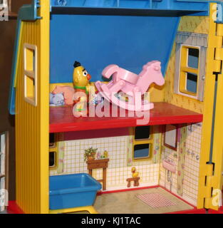 Sesame Street Dolls House auf der beliebten Kinder fernsehen Programm der 80er der 90er Jahre basiert. Stockfoto