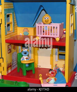 Sesame Street Dolls House auf der beliebten Kinder fernsehen Programm der 80er der 90er Jahre basiert. Stockfoto