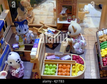 Sylvanian Familie Puppen Häuser und Geschäfte auf der Basis von sylvanian Familien ist eine Linie der sammelbaren anthropomorphe Tierfiguren aus Kunststoff. strömten durch die Japanischen Gaming Company Epoche in 1985 erstellt und verteilt weltweit von einer Reihe von Unternehmen. Stockfoto