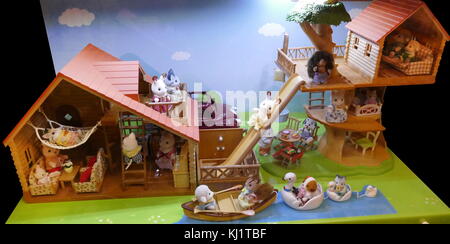 Sylvanian Familie Puppen Häuser und Geschäfte auf der Basis von sylvanian Familien ist eine Linie der sammelbaren anthropomorphe Tierfiguren aus Kunststoff. strömten durch die Japanischen Gaming Company Epoche in 1985 erstellt und verteilt weltweit von einer Reihe von Unternehmen. Stockfoto