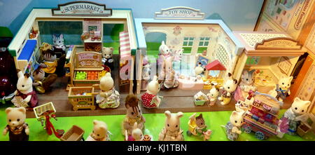 Sylvanian Familie Puppen Häuser und Geschäfte auf der Basis von sylvanian Familien ist eine Linie der sammelbaren anthropomorphe Tierfiguren aus Kunststoff. strömten durch die Japanischen Gaming Company Epoche in 1985 erstellt und verteilt weltweit von einer Reihe von Unternehmen. Stockfoto