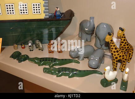 Noah's Arche Holzhaus Boot mit Spielzeug Tiere; von David Plagerson 1978 Stockfoto