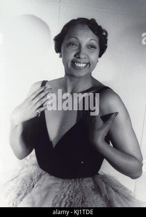 Josephine Baker 1949. Josephine Baker (1906-1975) war ein französischer Vedette, Sänger und Entertainer, dessen Karriere vor allem in Europa galoppierte war, vor allem in ihrer Wahlheimat Frankreich. Während ihrer frühen Karriere war sie als Tänzerin bekannt und war einer der am meisten gefeierten Darsteller Schlagzeile der aufwendigen Revuen der Folies Bergère in Paris Stockfoto