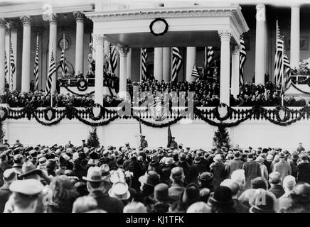 Amtseid auf Johannes Calvin Coolidge als US-Präsident Januar 1925 verwaltet. Coolidge (1872 - 1933) war der 30. Präsident der Vereinigten Staaten (1923-29). Ein republikanischer Rechtsanwalt von Vermont, Coolidge arbeitete sich auf der Leiter von Massachusetts Staat Politik, schließlich zu Gouverneur dieses Staates. Stockfoto