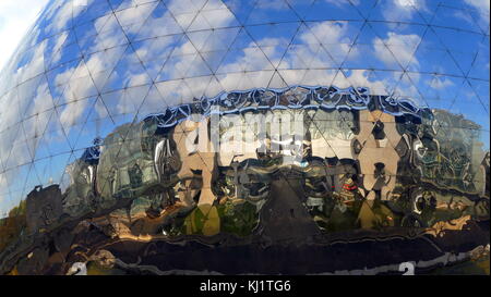 Die Fassade von La GEode ist ein Spiegel - fertigen geodätische Kuppel wurde 1985 in Paris eröffnet. Er hält eine Omnimax Theater im Parc de la Villette an der Cité des Sciences et de l'Industrie (Stadt der Wissenschaft und Industrie) im 19. arrondissement von Paris, Frankreich. Vom 21. Jahrhundert Stockfoto