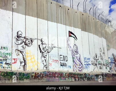 Graffiti und Slogans mit palästinensischen Befreiung an den Wänden in einem Flüchtlingslager in der Nähe der Stadt Bethlehem, West Bank, Palästina 2016. Vom 21. Jahrhundert Stockfoto