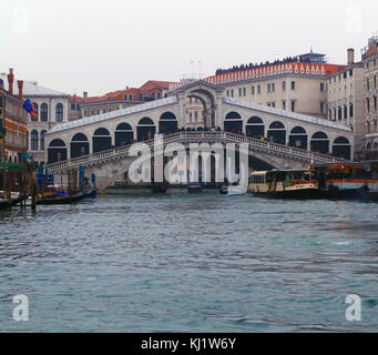 Die Rialtobrücke (Ponte di Rialto), überspannt den Canal Grande in Venedig, Italien. Es ist die älteste Brücke über den Kanal. Die heutige Brücke aus Stein wurde entworfen von Antonio da Ponte, wurde schließlich im Jahre 1591 abgeschlossen. Stockfoto