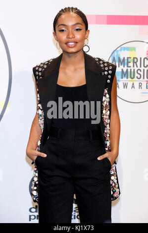 Yara shahidi besucht die 2017 American Music Awards bei Microsoft Theater am 19. November 2017 in Los Angeles, Kalifornien. Stockfoto