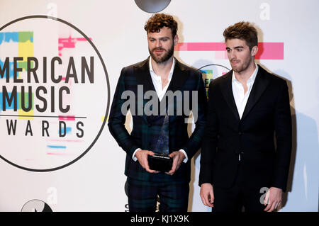 Alex Pall und Andrew Taggart (The Chainsmokers) nehmen am 19. November 2017 an den American Music Awards 2017 im Microsoft Theater in Los Angeles, Kalifornien, Teil. Stockfoto