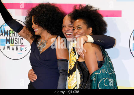 Diana Ross, Berry Gordy und Rhonda Ross Kendrick nehmen am 19. November 2017 an den American Music Awards 2017 im Microsoft Theater in Los Angeles, Kalifornien, Teil. Stockfoto