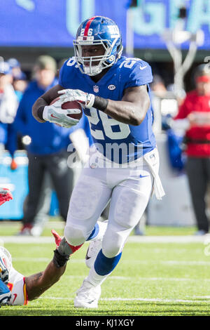 East Rutherford, New Jersey, USA. 19 Nov, 2017. New York Giants zurück laufen Orleans Darkwa (26) läuft mit dem Ball während der NFL Spiel zwischen der Kansas City Chiefs und der New York Giants an MetLife Stadium in East Rutherford, New Jersey. Die New York Giants gewannen 12-9. Christopher Szagola/CSM/Alamy leben Nachrichten Stockfoto