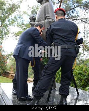 Nikosia, Nikosia, Zypern. November 2017. Der ägyptische Präsident Abdel Fattah al-Sisi respektiert die Statue des ersten Präsidenten Zyperns, des verstorbenen Erzbischofs Makarios III., bei seiner Ankunft während einer offiziellen Zeremonie im Präsidentenpalast in der Hauptstadt Nikosia am 20. November 2017.Quelle: Ägyptischer Präsident Office/APA Images/ZUMA Wire/Alamy Live News Stockfoto