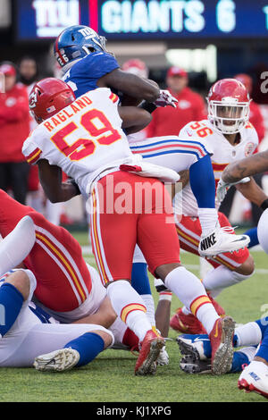 East Rutherford, New Jersey, USA. 19 Nov, 2017. Kansas City Chiefs linebacker Reggie Ragland (59) packt New York Giants zurück laufen Orleans Darkwa (26) Während der NFL Spiel zwischen der Kansas City Chiefs und der New York Giants an MetLife Stadium in East Rutherford, New Jersey. Die New York Giants gewannen 12-9. Christopher Szagola/CSM/Alamy leben Nachrichten Stockfoto
