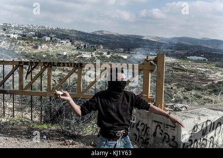 1. Januar 2010: Bil'In, Westjordanland, Palästinensisches Gebiet Besetzt - Bil'In (Ramallah), Westjordanland. BIL'in ist ein palästinensisches Dorf im Gouvernement Ramallah und al-Bireh, 12 Kilometer (7,5 mi) westlich der Stadt Ramallah im zentralen Westjordanland. Nach Angaben des palästinensischen Zentralbüros für Statistik hat Bil'in 1.800 Einwohner, überwiegend Muslime. Es ist international bekannt für Proteste gegen die israelische Besatzung, und der Gemeindeführer Abdullah Abu Rahmah, der die wöchentlichen Proteste leitet, steht unter Anklage für das, was die Staatsanwaltschaft als den˜ideologischen cri bezeichnet hat Stockfoto