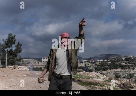 1. Januar 2010: Bil'In, Westjordanland, Palästinensisches Gebiet Besetzt - Bil'In (Ramallah), Westjordanland. BIL'in ist ein palästinensisches Dorf im Gouvernement Ramallah und al-Bireh, 12 Kilometer (7,5 mi) westlich der Stadt Ramallah im zentralen Westjordanland. Nach Angaben des palästinensischen Zentralbüros für Statistik hat Bil'in 1.800 Einwohner, überwiegend Muslime. Es ist international bekannt für Proteste gegen die israelische Besatzung, und der Gemeindeführer Abdullah Abu Rahmah, der die wöchentlichen Proteste leitet, steht unter Anklage für das, was die Staatsanwaltschaft als den˜ideologischen cri bezeichnet hat Stockfoto