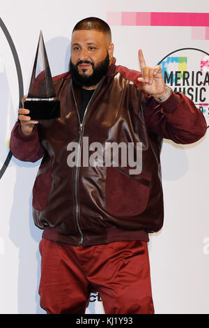 Los Angeles, Ca, USA. Nov. 2017. DJ Khaled posiert im Presseraum bei den American Music Awards 2017 im Microsoft Theatre am 19. November 2017 in Los Angeles, Kalifornien, USA Credit: John Rasimus/Media Punch ***Frankreich, Schweden, Norwegen, Denark, Finnland, Usa, Tschechien, Südamerika Only***/Alamy Live News Stockfoto