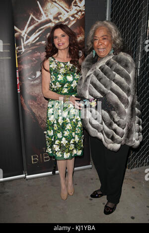 ***DELLA REESE IST VERGANGEN*** NEW YORK, NY - 19. MÄRZ: Roma Downey und Della Reese nehmen am 19. März 2013 in New York City an der "The Bible Experience"-Eröffnungsnacht Gala in Der Bibelerfahrung. © Corredor99/MediaPunch Inc Stockfoto