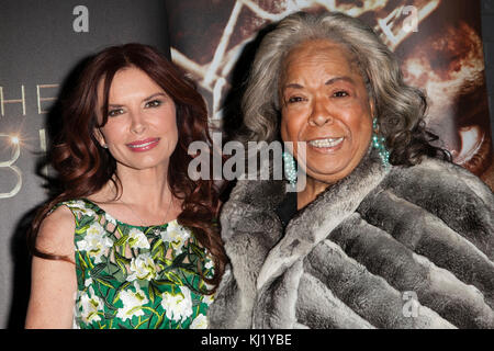 ***DELLA REESE IST VERGANGEN*** NEW YORK, NY - 19. MÄRZ: Roma Downey und Della Reese nehmen am 19. März 2013 in New York City an der "The Bible Experience"-Eröffnungsnacht Gala in Der Bibelerfahrung. © Corredor99/MediaPunch Inc Stockfoto