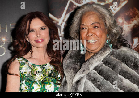 ***DELLA REESE IST VERGANGEN*** NEW YORK, NY - 19. MÄRZ: Roma Downey und Della Reese nehmen am 19. März 2013 in New York City an der "The Bible Experience"-Eröffnungsnacht Gala in Der Bibelerfahrung. © Corredor99/MediaPunch Inc Stockfoto