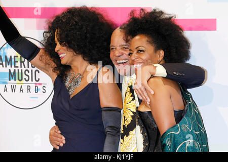 Los ANGELES, CA - 19. NOVEMBER: (L-R) Diana Ross, Berry Gordy und Rhonda Ross Kendrick posieren im Presseraum bei den American Music Awards 2017 im Microsoft Theatre am 19. November 2017 in Los Angeles, Kalifornien, USA Credit: JOHN RASIMUS/MEDIAPUNCH ***NUR FRANKREICH, SCHWEDEN, NORWEGEN, DENARK, FINNLAND, USA, TSCHECHIEN, SÜDAMERIKA*** Stockfoto