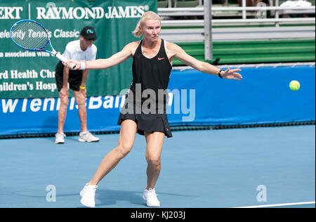 ***JANA NOVOTNA IST VERGANGEN. * Delray Beach, FL - 21. November: Jana Novotna während der Saison 2015 Chris Evert/Raymond James Pro-Celebrity Tennis Classic im Delray Beach Tennis Center in Delray Beach, Florida 21. November 2015. Foto Von Aaron Gilbert/MediaPunch Stockfoto