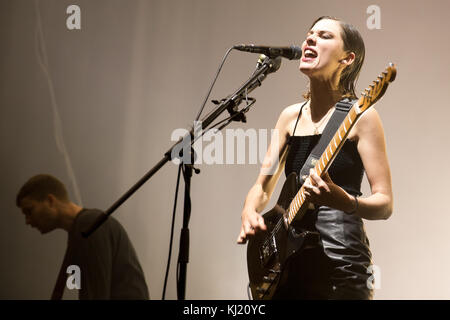 Brighton, UK. 20 Nov, 2017. Ellie Rowsell von Wolf Alice, die in der Dom von Brighton, England. Credit: Jason Richardson/Alamy leben Nachrichten Stockfoto