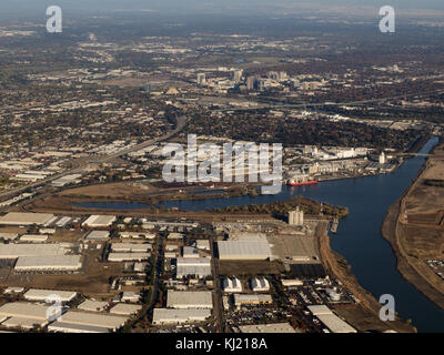 Sacramento, Ca, USA. 18 Nov, 2017. 18. November 2017 - Sacramento, Kalifornien - Industriebauten surround Lake Washington und den Sacramento River Deep Water Ship Channel in Sacramento, Kalifornien am Samstag, 24.11. 18, 2017 Credit: kc Alfred/zuma Draht/alamy leben Nachrichten Stockfoto