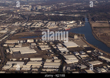 Sacramento, CA, USA. November 2017. 18. November 2017 - Sacramento, Kalifornien - Industriegebäude umgeben den Lake Washington und den Sacramento River Deep Water Ship Channel in Sacramento, Kalifornien am Samstag, den 18. November 2017. Quelle: KC Alfred/ZUMA Wire/Alamy Live News Stockfoto